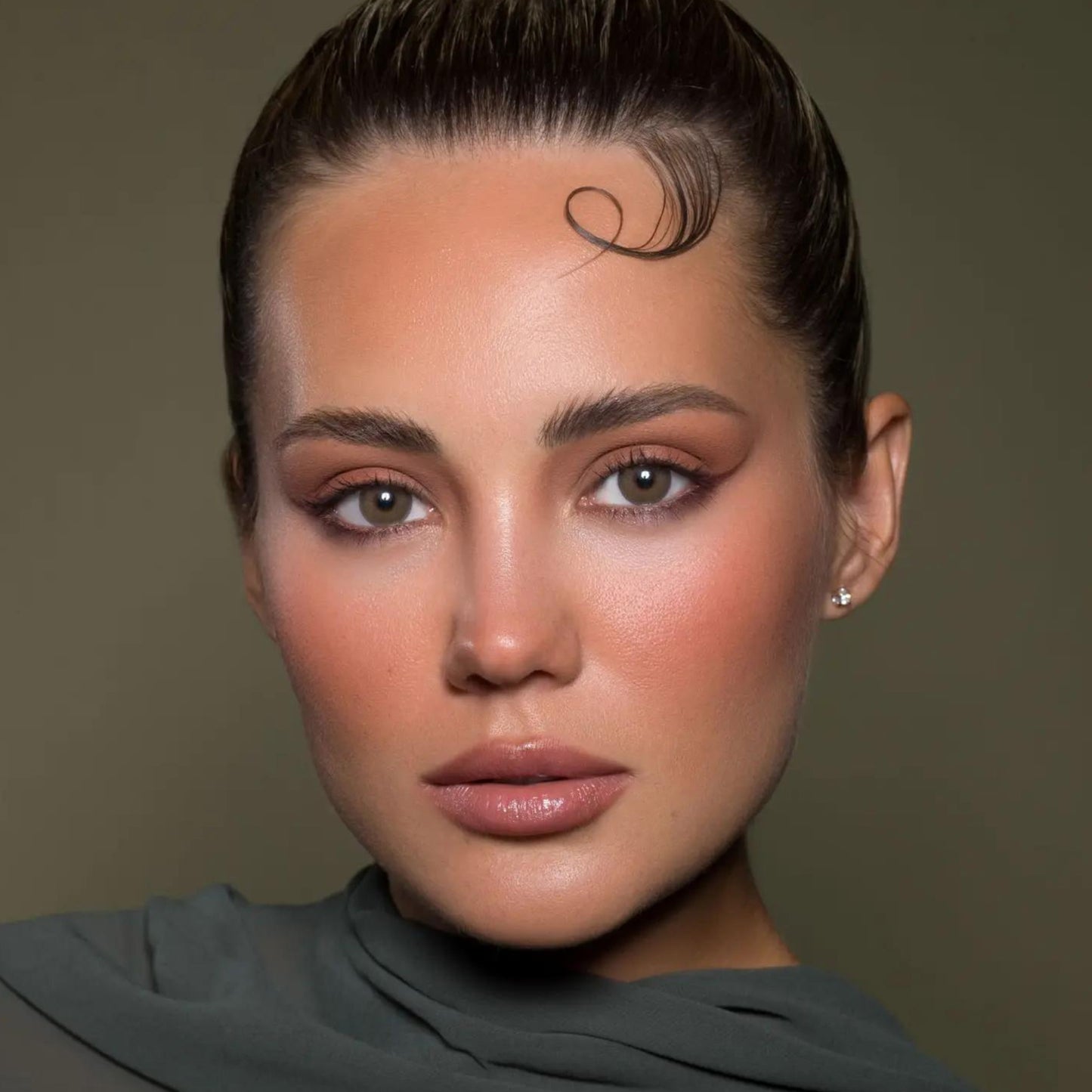 أنستازيا عدسات لاصقة تجميلية ملونة – عرض 1+1 مجاناً