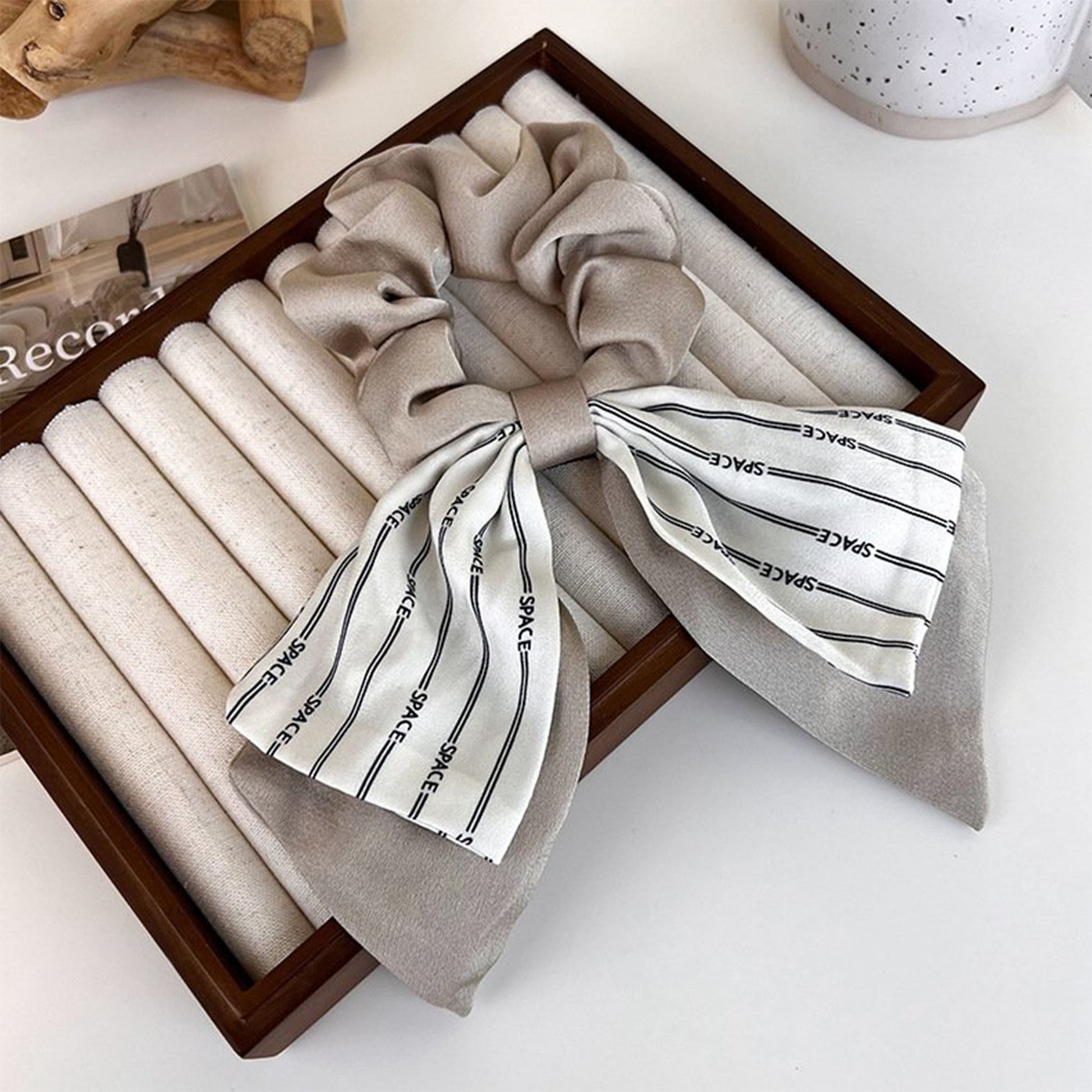 fashion-gallery-elastic-band-with-satin-bow-random-colors